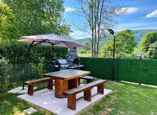 Taman di luar Crystal Račić