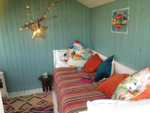 En eller flere senge i et værelse på Lynn Cottage