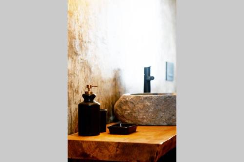 ColaresにあるVilla Ita - 7 Room villa & Pool - Sintraのバスルーム(木製テーブルのシンク付)