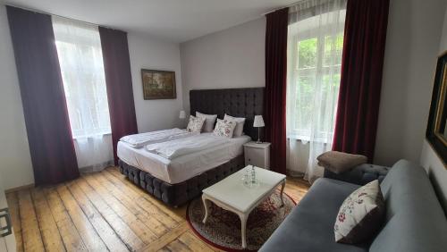 Un pat sau paturi într-o cameră la Hotel Osteria Del Vino Cochem