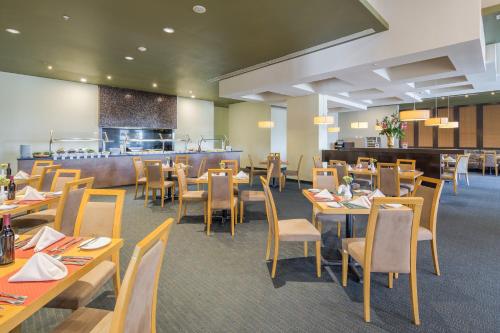 Un restaurant sau alt loc unde se poate mânca la Crowne Plaza Monterrey Aeropuerto, an IHG Hotel