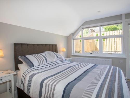 En eller flere senge i et værelse på Brook Cottage