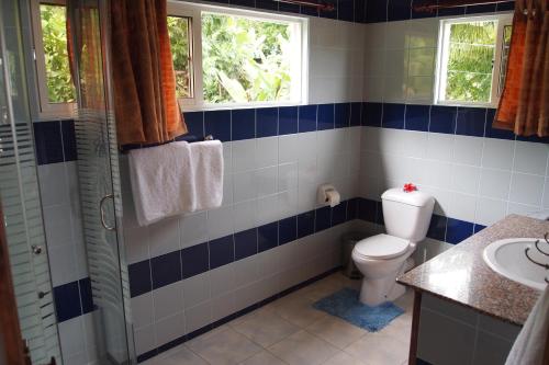 Bilik mandi di Villa Kass