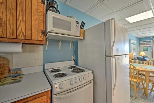 Direct Beach Access Ocean City Getawayにあるキッチンまたは簡易キッチン