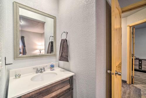 uma casa de banho com um lavatório e um espelho em Cozy Downtown Soldotna Cabin Dogs Welcome! em Soldotna