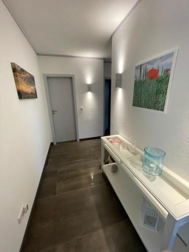 una habitación con un pasillo con una mesa y una pintura en Appartement Max en Clausthal-Zellerfeld