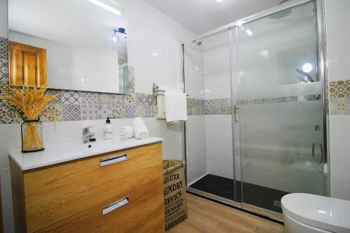 La salle de bains est pourvue d'une douche, d'un lavabo et de toilettes. dans l'établissement Apartment Avenida Miramar, à Fuengirola