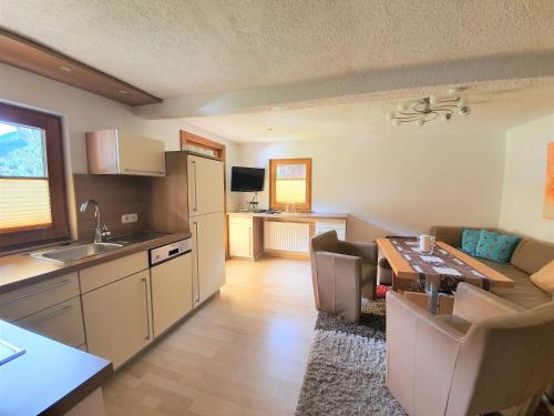 Kuchyň nebo kuchyňský kout v ubytování Haus Alpengruß