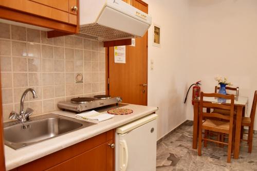 Kuchyňa alebo kuchynka v ubytovaní Filoxenia Apartments 2