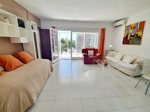 トレモリノスにあるUrbanizacion La Roca Estudioのベッドルーム1室(ベッド1台付)、リビングルームが備わります。