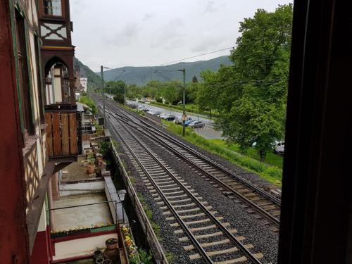 a view of a train track from a building at Hotelzimmer im alten Reihenhaus auf der Stadtmauer in Bacharach