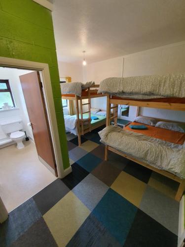 Una cama o camas en una habitación de Basecamp Wales