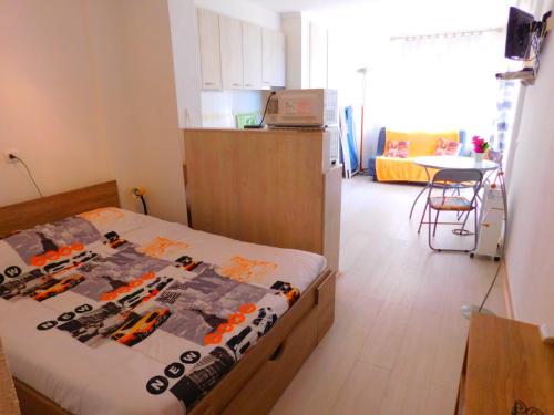 1 dormitorio con 1 cama y cocina con mesa en GMID IMMO Apartment Castell Joncar, en Roses