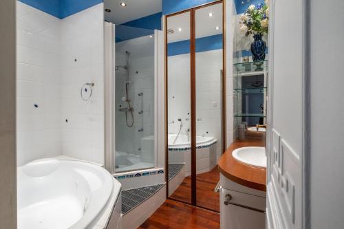 a bathroom with two sinks and a shower at NOCNOC - Le Napoleon, 200m2 au cœur de Toulouse in Toulouse