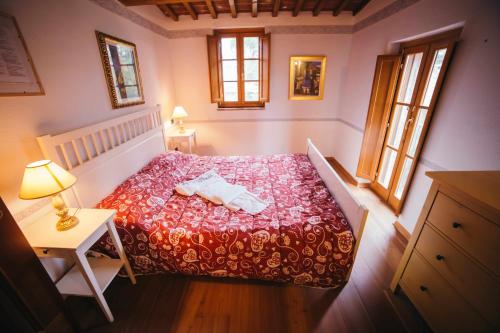 Кровать или кровати в номере Borgo 7 TigliAppartamento a Montepulciano n5