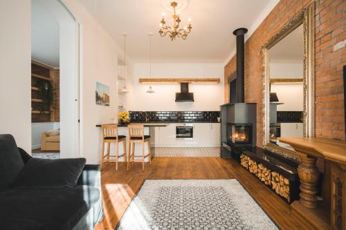 sala de estar con chimenea y cocina en Berchy Apartment 3, en Liepāja