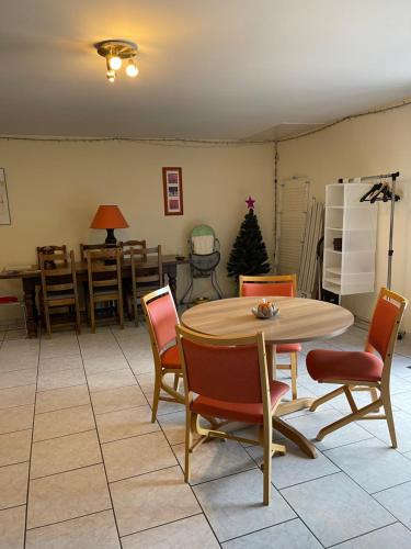 - un salon avec une table et des chaises dans l'établissement la ferme de Martine, à Lent