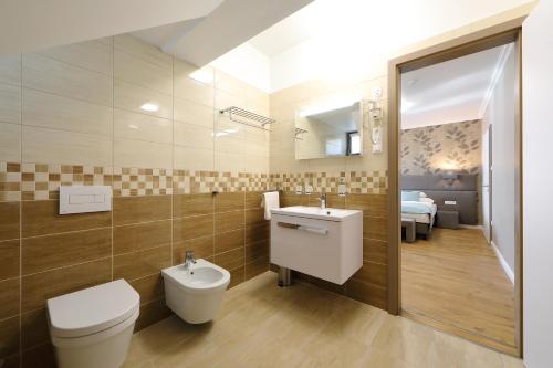 バラトンフレドにあるHotel Blaha Lujzaのバスルーム(トイレ、洗面台付)