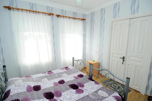 Postel nebo postele na pokoji v ubytování Guest House Darejani