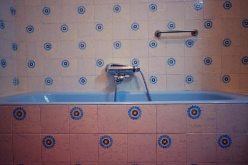 a bath tub with a faucet in a bathroom at Casa rural “Ca Robert” in Callosa de Ensarriá