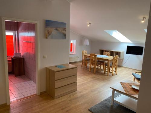 een woonkamer met een tafel en een eetkamer bij Villa Daheim in Sassnitz