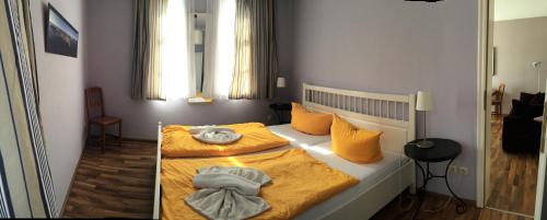 施特拉尔松德Altes Zollhaus Stralsund的一间卧室，床上有一张带毛巾的床