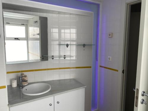 y baño con lavabo y espejo. en Apartamento en Playa Flamenca (residencial El Rincon), en Playas de Orihuela