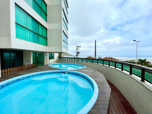 a swimming pool on top of a building at APARTAMENTO BEIRA MAR PRAIA GRANDE ATÉ 7 pessoas in Arraial do Cabo