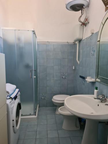 プンタ・プロシュートにあるVilla Cinoのバスルーム(シャワー、トイレ、シンク付)