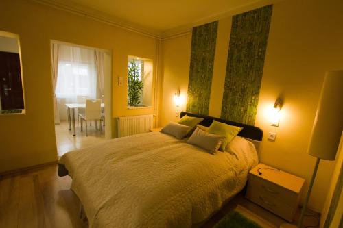 מיטה או מיטות בחדר ב-Angyal apartman