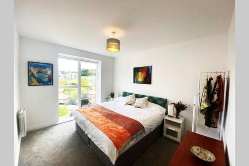 Una cama o camas en una habitación de Apartment 16, Bridgehouse Mill, Haworth