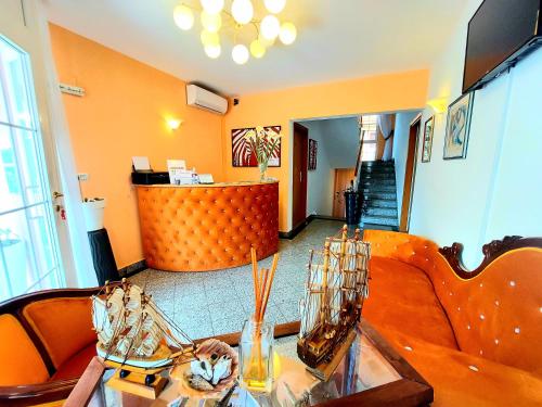 uma sala de estar com um sofá e uma mesa em Residence Panolija em Fažana