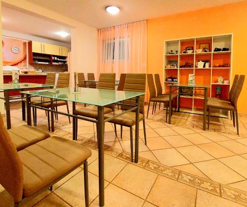 comedor con mesa de cristal y sillas en Residence Panolija, en Fažana