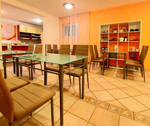 une salle à manger avec une table et des chaises en verre dans l'établissement Residence Panolija, à Fažana