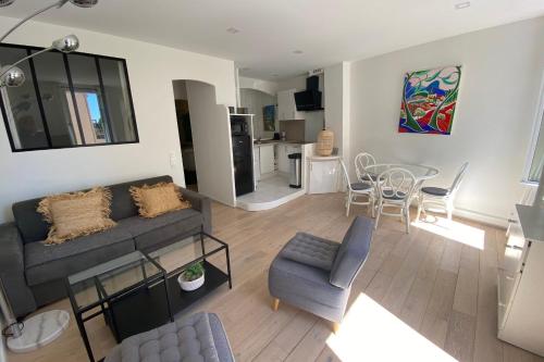 un salon avec un canapé et une table dans l'établissement LOU PETANCA by K6 Conciergerie, à Cassis