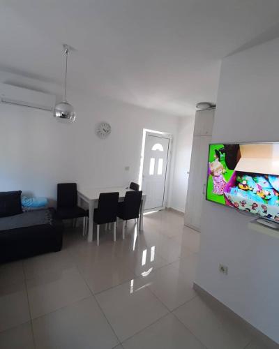Una televisión o centro de entretenimiento en Guest House Ugljevarevic
