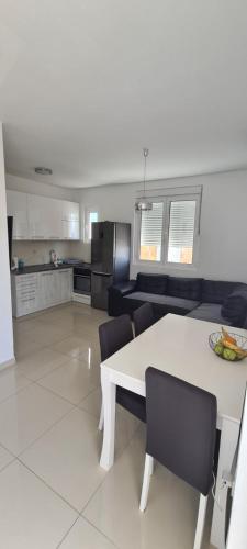 Una cocina o zona de cocina en Guest House Ugljevarevic