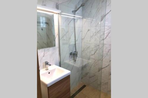 een badkamer met een wastafel en een douche bij Modern & Spacious Studio Isla, Puerto Del Carmen in Tías