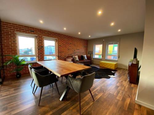 a living room with a wooden table and chairs at Fátima Host 3AP6 in Fátima