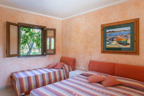 A bed or beds in a room at A charming country cottage + bikes and kayaks