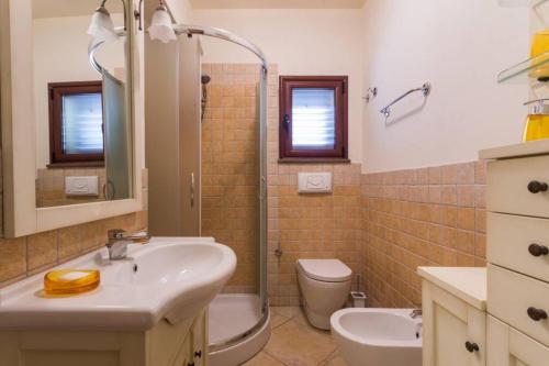 A bathroom at A charming country cottage + bikes and kayaks