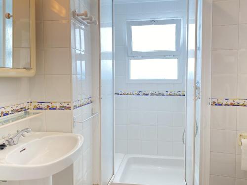 biała łazienka z umywalką i prysznicem w obiekcie Coronado 73 Apartments Casasol w mieście Nerja