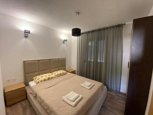 Ένα ή περισσότερα κρεβάτια σε δωμάτιο στο Apartmani Zecevic