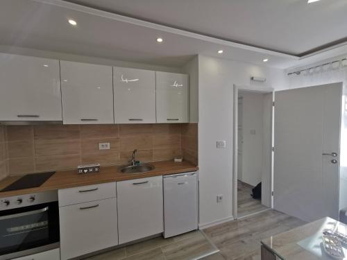 Küche/Küchenzeile in der Unterkunft Apartmani VS Lux