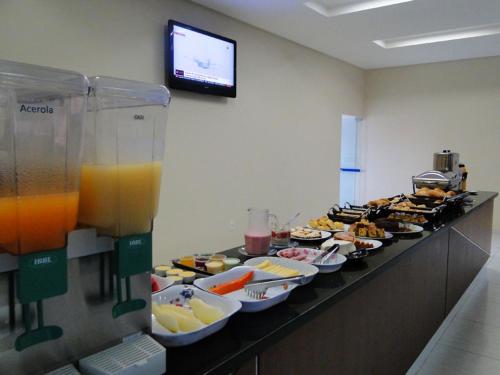una linea a buffet con molti tipi diversi di cibo di Hotel Nacional a Jataí