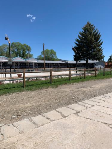 Raton’s Peak Inn – Photos 4