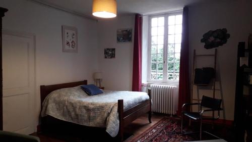une chambre avec un lit et une fenêtre dans l'établissement Les Talvasières, au Mans