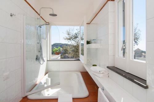 Kúpeľňa v ubytovaní Family Villa in Sorrento Coast Pool & View