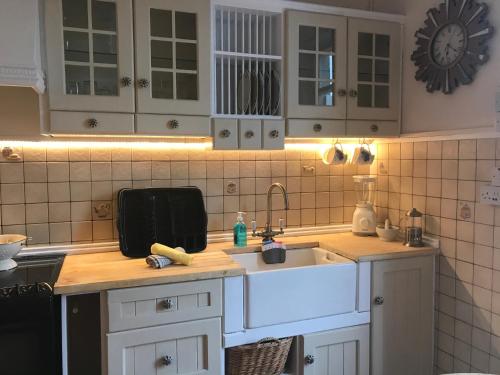 Dapur atau dapur kecil di Parisian Style Townhouse