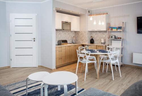 ブワディスワボボにあるApartament Władysławowoのキッチン(テーブル、椅子付)